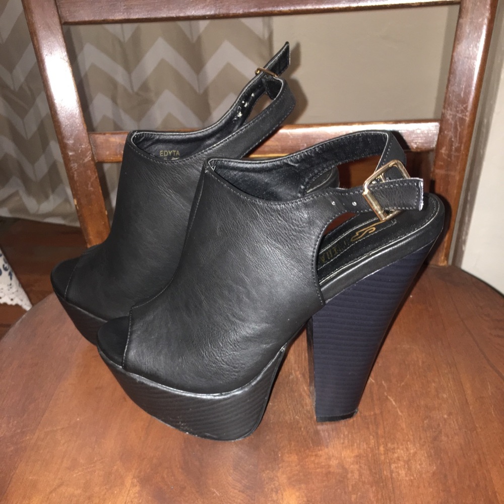 Black platform chunky heels